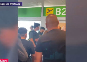 Zeci de români au rămas blocați pe aeroport în Madrid, după ce au fost anunțați că nu mai au locuri în avion | VIDEO