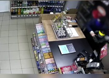 Și-a primit sentința: Tânărul care ar fi amenințat angajații unei stații PECO din Budești și a furat 3.500 de lei va face pușcărie | VIDEO