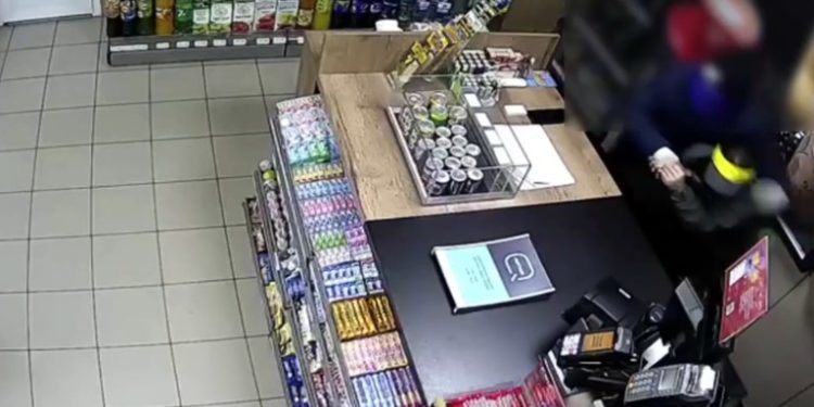 Și-a primit sentința: Tânărul care ar fi amenințat angajații unei stații PECO din Budești și a furat 3.500 de lei va face pușcărie | VIDEO