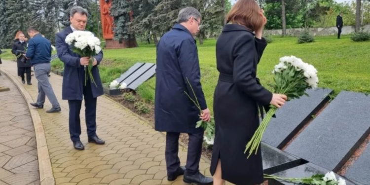 „Nu sărbătorim, ci comemorăm”. Conducerea țării a depus flori la Complexul Memorial „Eternitatea” în memoria victimelor celui de-al Doilea Război Mondial | VIDEO