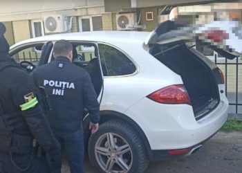 S-au pomenit cu credite care însumează circa 500.000 lei, după ce și-au dat datele din buletin și s-au lăsat fotografiați de un tânăr și complicii săi