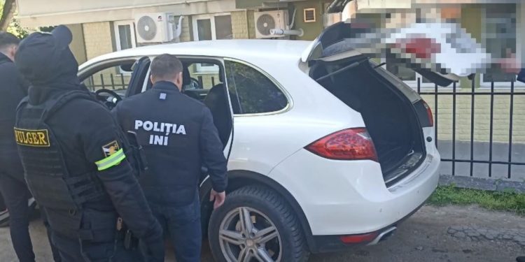 S-au pomenit cu credite care însumează circa 500.000 lei, după ce și-au dat datele din buletin și s-au lăsat fotografiați de un tânăr și complicii săi