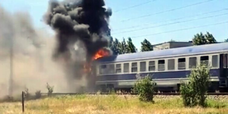 Detalii de la incendiul din România, unde un tren cu circa 100 de călători a luat foc. De la ce au izbucnit flăcările | VIDEO