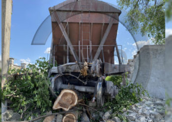 Vagoanele unui tren marfar au deraiat de pe linie, la Bălți: trafic rutier paralizat, gard și copaci doborâți