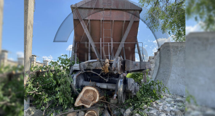 Vagoanele unui tren marfar au deraiat de pe linie, la Bălți: trafic rutier paralizat, gard și copaci doborâți