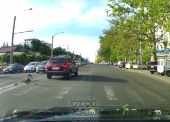 Momentul în care un copil, care circula pe o trotinetă, este lovit de un automobil, chiar pe zebră