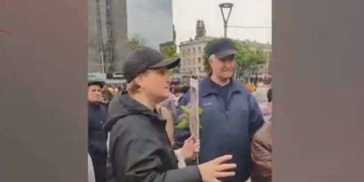 „Arătați-mi legea unde e scris că nu pot atârna panglica de fotografie”. Participanții la Marșul „Regimentul Nemuritor” indignați de acțiunile polițiștilor care amendau persoanele ce purtau panglica Sf. Gheorghe | VIDEO