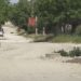„Guri de canalizare deschise, moloz, praf și glod”. Locuitorii străzii Livădarilor din suburbia capitalei Codru luptă de ani de zile pentru a le fi reparat drumul | VIDEO