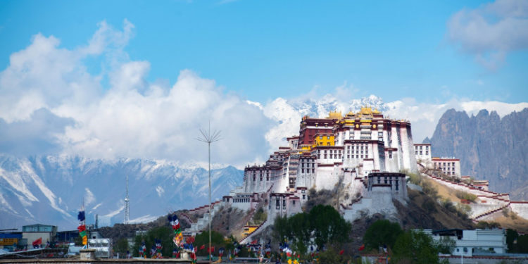 Un turist s-a cazat la un hotel lăudat pe internet și a aflat după câteva zile că sub pat avea un cadavru. De atunci e în stare de șoc