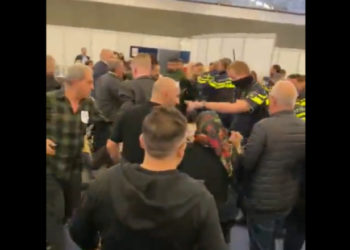 „S-a ţipat, a fost panică şi haos!”. Sute de alegători turco-olandezi s-au luat la bătaie într-o secţie de votare la Amsterdam