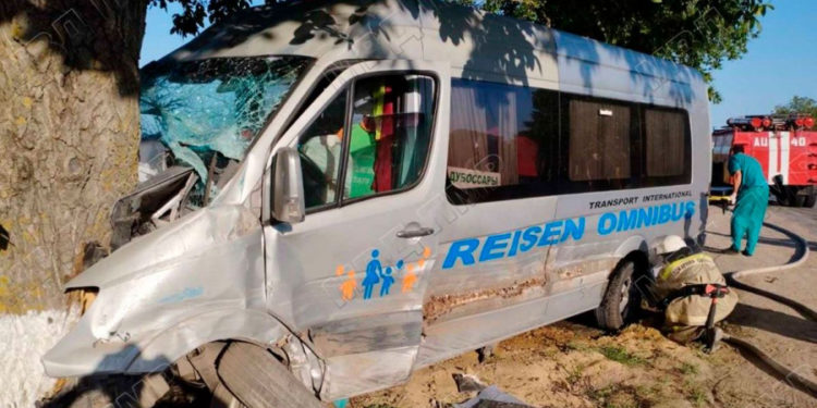 Accident cu cinci răniți în raionul Dubăsari. Vehiculul a intrat într-un copac