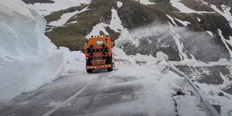 В первый день лета в горах Румынии слой снега достигает 4 метров