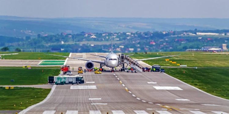 Спрыгнул с трапа: В кишиневском аэропорту задержали иностранца без документов