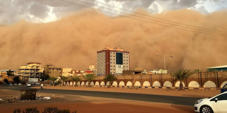 Из-за пыльной бури в Иране пострадали 750 человек