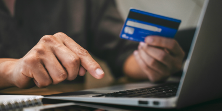 Под предлогом помощи украл деньги у соседа: 21-летний злоумышленник задержан