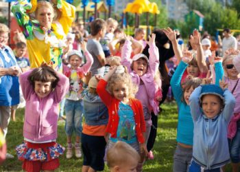 «Дети – это наше настоящее и будущее». Как представители власти и политики выступили детей с сегодняшним праздником | VIDEO