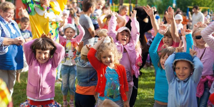 «Дети – это наше настоящее и будущее». Как представители власти и политики выступили детей с сегодняшним праздником | VIDEO