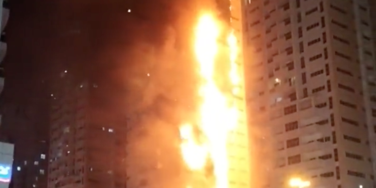 В ОАЭ вспыхнул 36-этажный небоскреб: жуткий пожар зафиксировали на видео