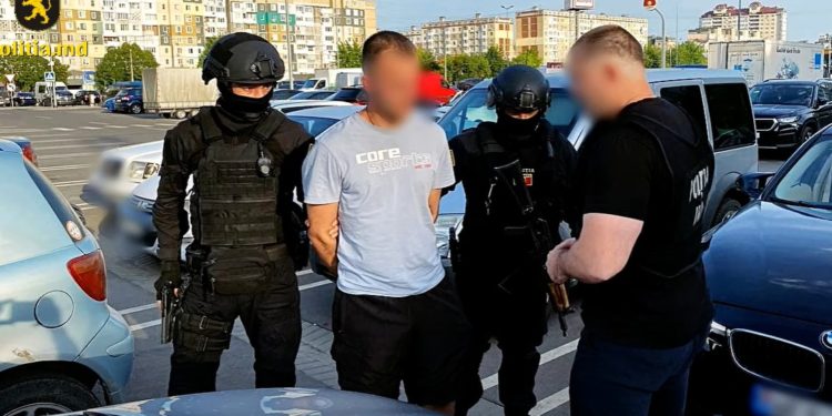 Полиция задержала молодого человека, который вымогал 10 тыс. евро и угрожал убийством