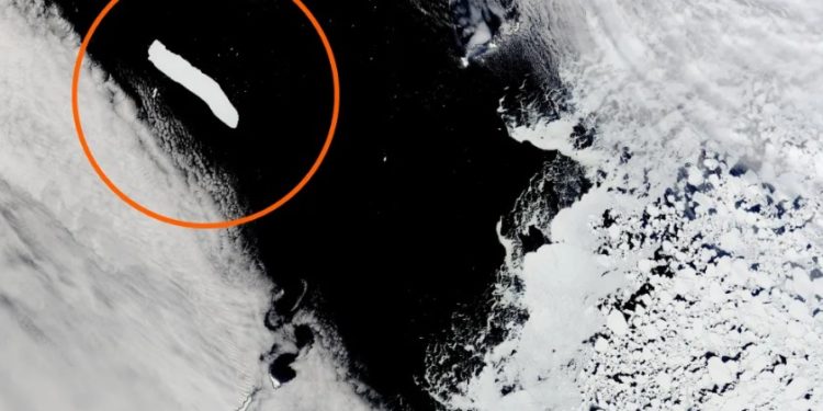 Самый большой в мире айсберг разорвало на части в Атлантике