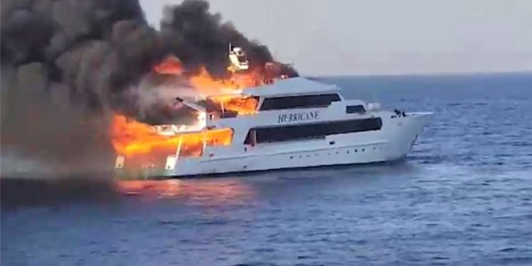Яхта с туристами загорелась у берегов Египта. Как минимум трое человек числятся пропавшими без вести