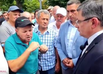 După marșul de azi, agricultorii au încercat să intre cu tehnica agricolă pe scările Parlamentului și l-au atacat cu întrebări incomode pe Igor Grosu | VIDEO