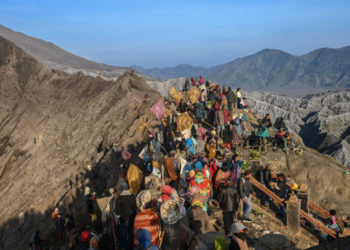 Ritual de sacrificare la vulcanul activ Bromo din Indonezia. Mii de oameni aruncă animale și alimente în crater | FOTO
