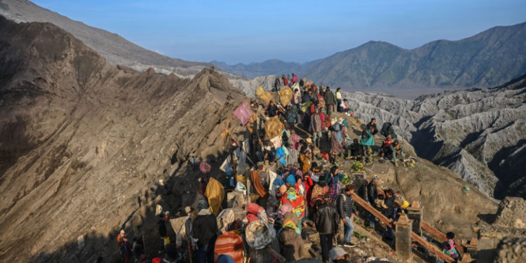 Ritual de sacrificare la vulcanul activ Bromo din Indonezia. Mii de oameni aruncă animale și alimente în crater | FOTO