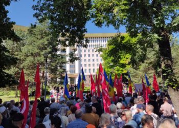 Protest în fața Parlamentului. Membrii și simpatizanții Partidelor „ȘOR” și „Renașterii” se opun intenției guvernării de a schimba denumirea și data „Zilei Victoriei” | VIDEO
