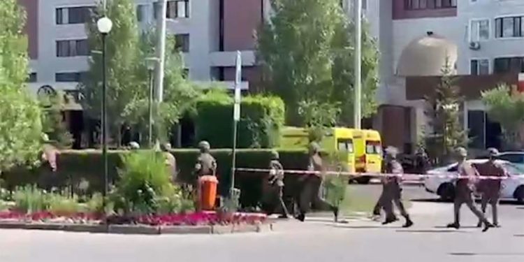 В Астане вооруженный мужчина захватил заложников в отделении банка. Его задержали