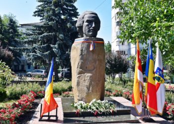 134 de ani de la trecerea spre cele veșnice a marelui poet Mihai Eminescu. Demnitari și funcționari publici au depus flori la busturile ridicate în cinstea sa în Chișinău și Orhei | VIDEO