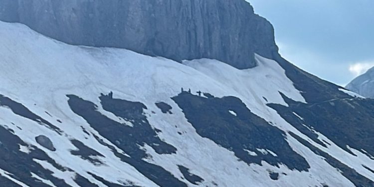 Erau încălțați în adidași: 5 turiști au rămas blocați pe traseu spre Vârful Omu într-o zonă cu zăpadă