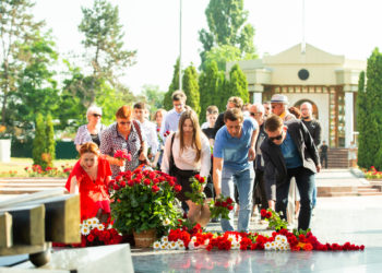 Parlamentari, activiști ai partidului ”Renaștere” și angajați ai ambasadelor au depus flori la Complexul Memorial Eternitate, de Ziua Comemorării Victimelor Fascismului | VIDEO