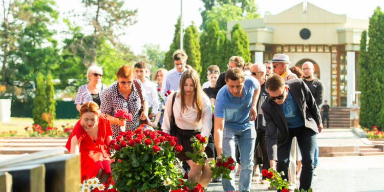 Parlamentari, activiști ai partidului ”Renaștere” și angajați ai ambasadelor au depus flori la Complexul Memorial Eternitate, de Ziua Comemorării Victimelor Fascismului | VIDEO