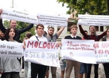 Manifestație în fața sediului Ambasadei României la Chișinău: Membrii Partidului ”Renaștere” au consemnat 83 de ani de la eliberarea Moldovei | VIDEO