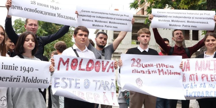 Manifestație în fața sediului Ambasadei României la Chișinău: Membrii Partidului ”Renaștere” au consemnat 83 de ani de la eliberarea Moldovei | VIDEO