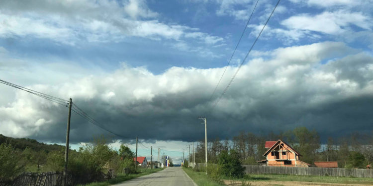 Averse cu descărcări electrice, în unele regiuni ale țării. Ce temperaturi promit meteorologii