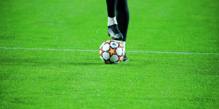 Ar fi influențat câștigul evenimentelor sportive, pentru a obține bani din pariuri: Șapte actuali și foști fotbaliști din țară, printre suspecți | VIDEO