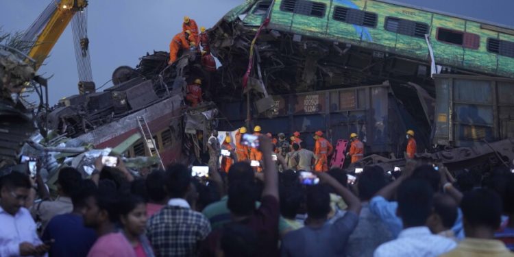 Названа причина крушения поездов в Индии