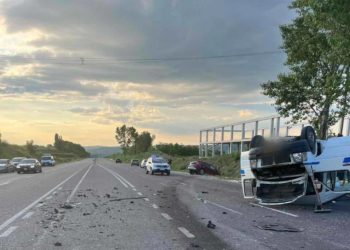 Detalii despre accidentul grav de la Strășeni: un pasager, de 60 de ani din microbuz, a decedat la fața locului. Alte 9 persoane au fost traumatizate