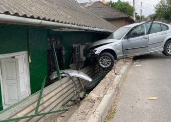 Accident rutier în Soroca: Un tânăr de 22 de ani a pierdut controlul asupra volanului și s-a tamponat în gardul unei gospodării | VIDEO