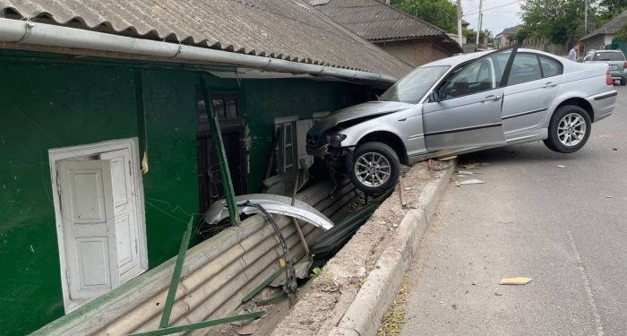 Accident rutier în Soroca: Un tânăr de 22 de ani a pierdut controlul asupra volanului și s-a tamponat în gardul unei gospodării | VIDEO
