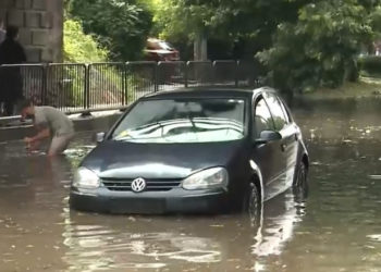 Apă până la genunchi pe străzile unui oraș din România, după o rupere de nori