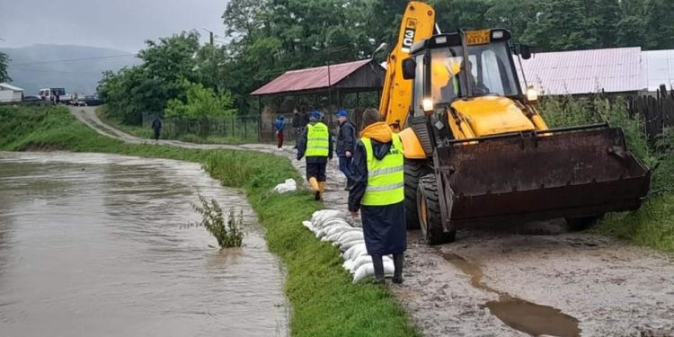 Inundațiile au făcut prăpăd în România. Puhoaiele au distrus sute de gospodării și automobile