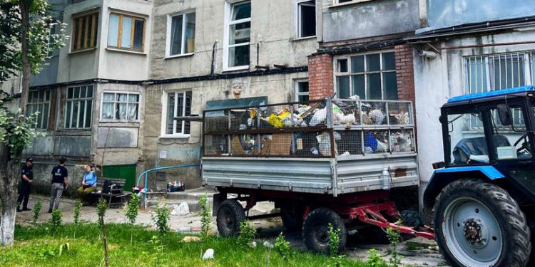 „Gunoiște” într-un apartament din centrul capitalei. Autoritățile specializate curăță pentru a treia oară locuința | VIDEO
