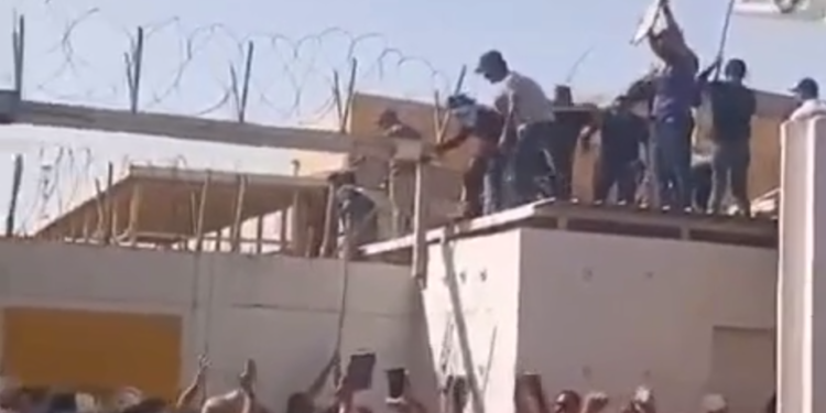 Протестующие ворвались на территорию посольства Швеции в Багдаде