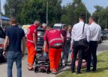 O femeie, spitalizată, după ce a fost lovită de un automobil, pe o trecere de pietoni | VIDEO