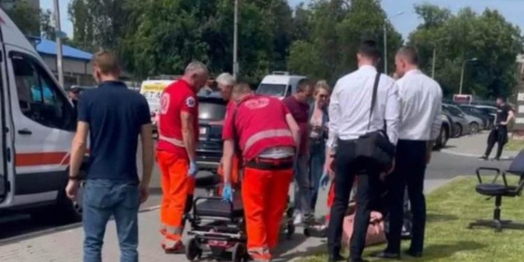 O femeie, spitalizată, după ce a fost lovită de un automobil, pe o trecere de pietoni | VIDEO