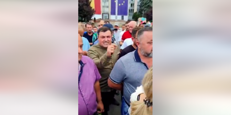 Disperarea unui fermier, în fața lui Recean: Din sărăcia noastră am venit aici. Ajutați-ne. Totul e gaj, în credit. Pâinea e 6 lei și eu plâng și vând grâul cu 2,80 | VIDEO