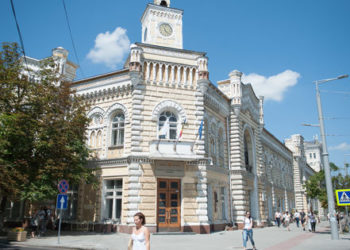 Партия «Renaștere-Возрождение» провела флэшмоб перед примэрией Кишинева за отмену так называемого санитарного налога | VIDEO